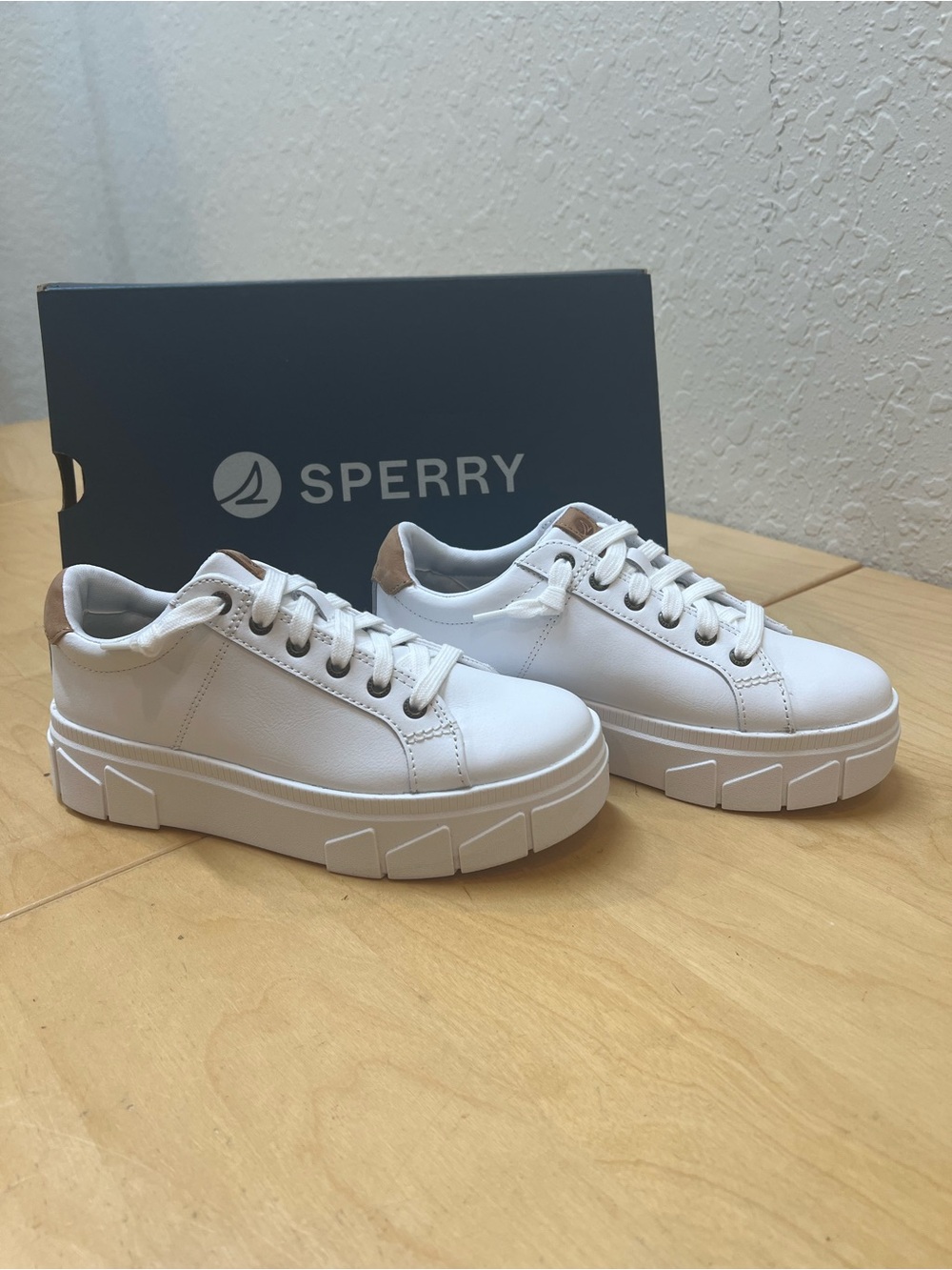 Sperry Winslow Women's White Platform Leather Sneakers size 5